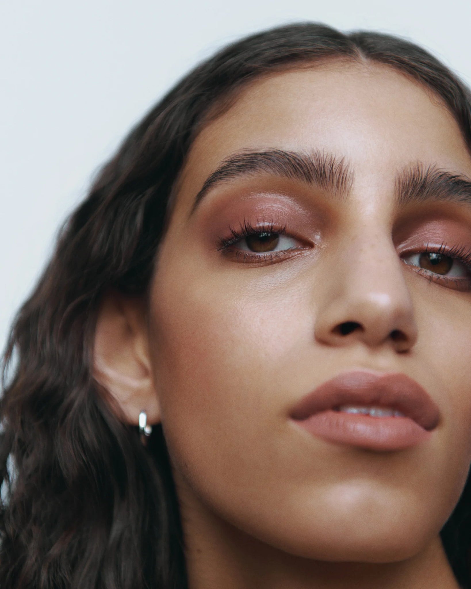 MANASI 7 All Over Colour Rojizo portrait woman organic makeup natural beauty lifestyle