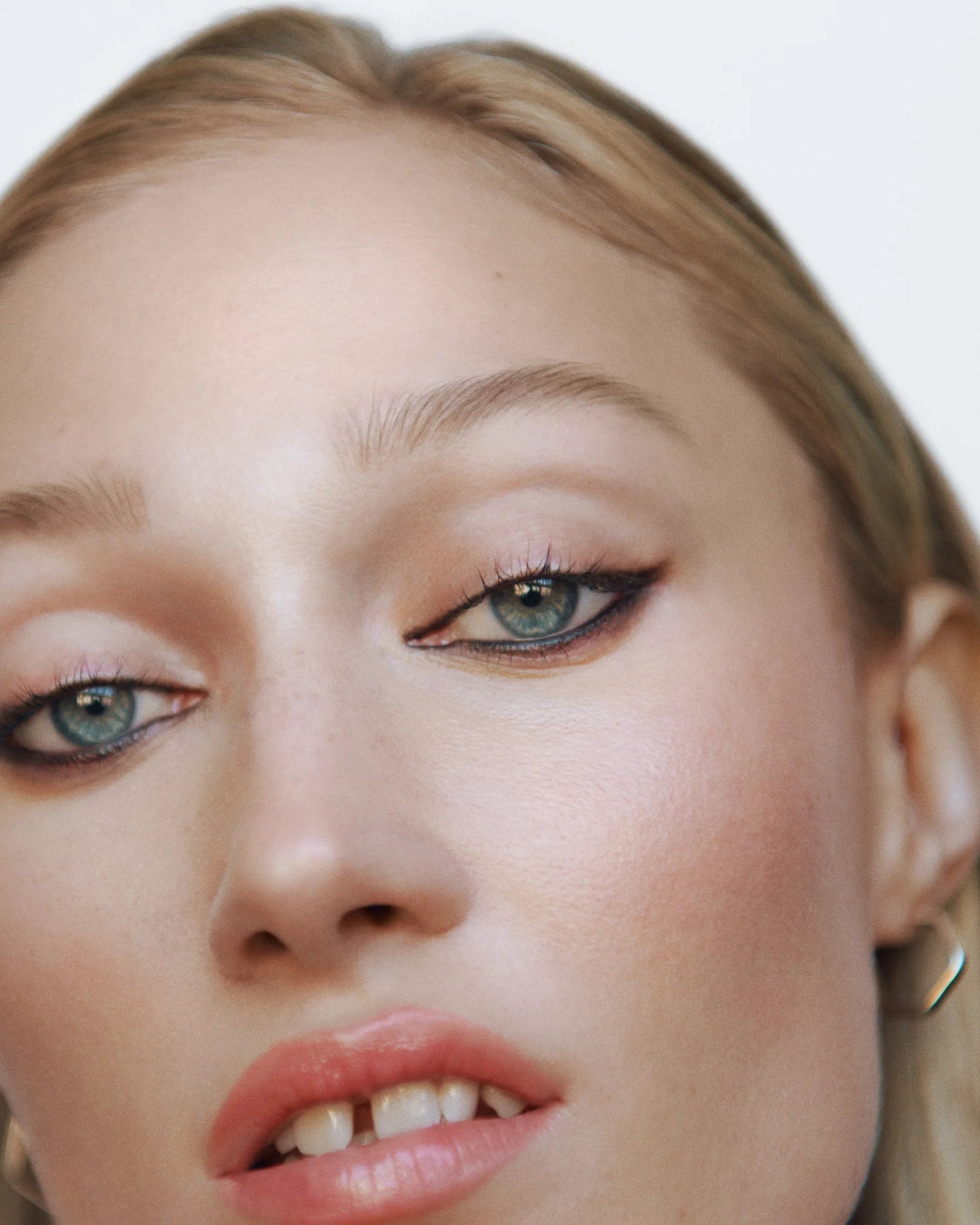 MANASI 7 eye lip definer Petunia portrait woman organic makeup natural beauty lifestyle