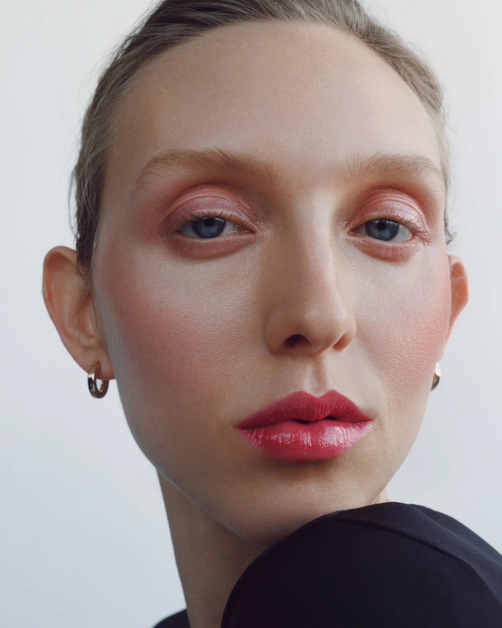 MANASI 7 Tinted Beauty Azalea makeup look woman organic natural cosmetics lifestyle