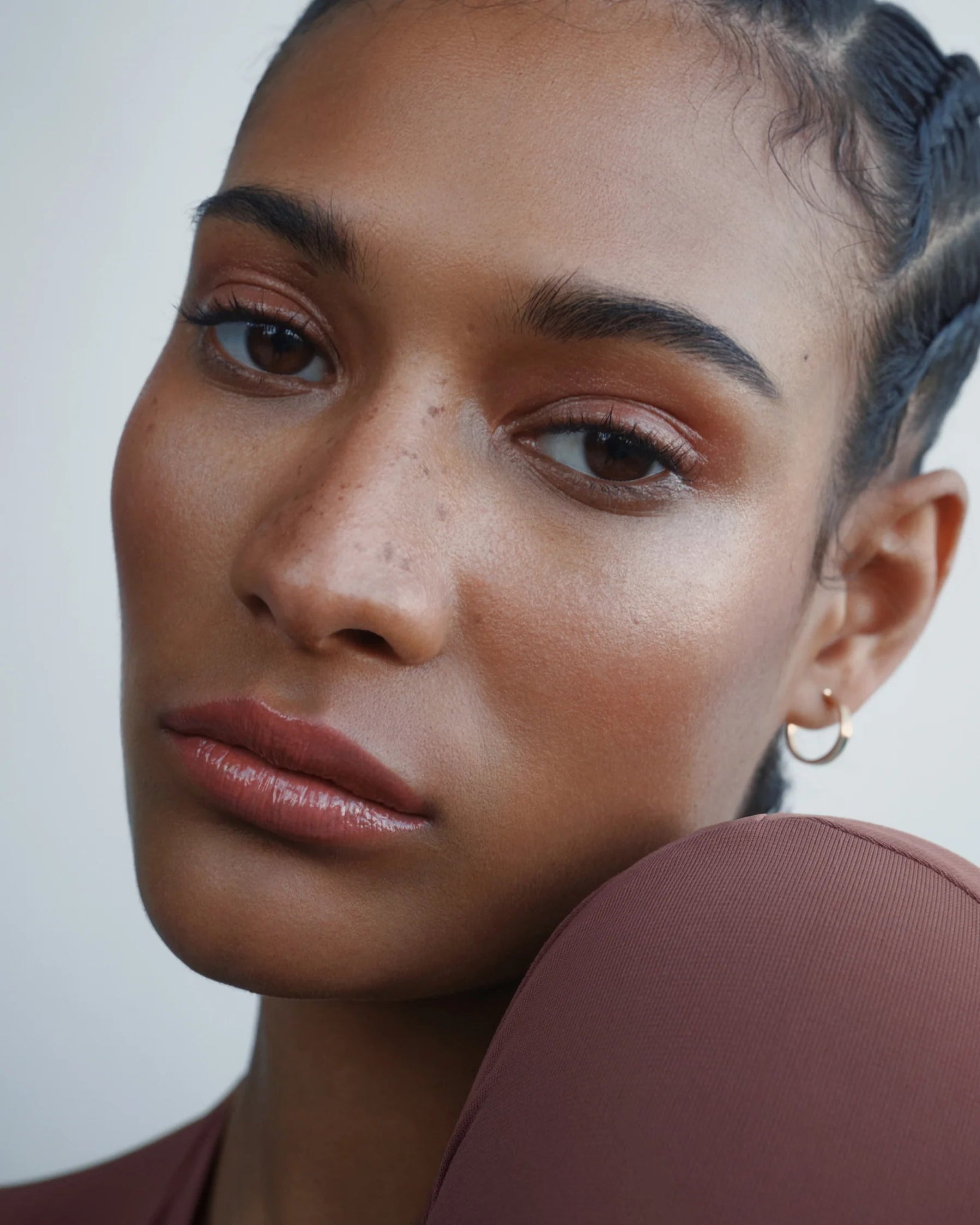 MANASI 7 Tinted Beauty Potion Callas portrait woman organic makeup natural beauty lifestyle