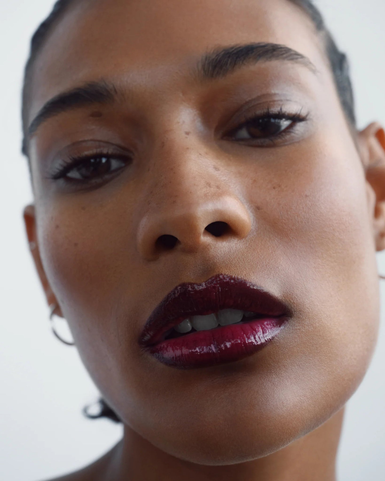 MANASI 7 Tinted Beauty Potion Cassis makeup look woman organic natural cosmetics lifestyle